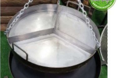 Ha valóban jó minőségű és praktikus kerti grillezőt keresel a kertedbe, akkor választ ezt a kerti csodát! Előnyei: kertben könnyen elhelyezhető nem kell alapot önteni - a grill a füvön állhat. Könnyen az egyik helyről a másikra hordozható a grill súlya kb 40 kg. 

Az 2022 év legkedvezőbb ajánlata a bográcsozás szerelmeseinek legnagyobb bográccsal is kitűnően használható. A hármas serpenyő használatának köszönhetően ízletes zöldségeket, burgonyát, grillezett darált húst vagy kis csirkedarabokat készítünk.  Ez az extra erős, masszív állvány, használható kerti tűzrakóként és kerti melegedőként - hő termelő élvezetes és látványos, hűvös ősz esténként. A kerti grillező kizárólagos forgalmazói vagyunk ezért viszonteladókat keresünk. Ellentétben a tipikus grillrácsokkal, amelyekben a hagyományos acélrudak egy kis króm-nikkelréteggel vannak bevonva, termékünk tömör rozsdamentes acél rudakból készül. Ennek köszönhetően a rostély ellenáll az időjárási viszonyoknak, nem rozsdásodik, nem változtatja alakját az étel súlyának hatására, valamint könnyen tisztítható. Fogantyúval állítható rácsmagasság.

Méretek:
Magasság:              190 cm
Sütőtér átmérője:     70 cm
Tűzrakó átmérője:    80 cm
A tűzhely magassága a talaj felett: 30 cm
Tömeg: 40 kg

Fedezze fel a Kerti Díszek csodálatos világát!
Telephely: Dunavarsány, Barátság u. 1. (51-es főút)
Telefon: 06 70 / 299 2066 – Érdeklődni kizárólag telefonon!
Weboldal: https://kertidiszek.hu

Kínálatunkban megtalálható többek között:
– Kerti szobrok – Varázsolja el kertjét egyedi és stílusos díszekkel!
– Szökőkutak – Frissítse fel kültéri terét egy gyönyörű vízi elemmel!
– Figurák – Tökéletes kiegészítők, amelyek személyiséget adnak a kertjének!
– Kerti lámpások – Teremtsen hangulatos fényt az esti órákra!
– Kerti grillek – Élvezze a szabadtéri sütögetést barátokkal, családdal!

Látogasson el weboldalunkra, és válassza ki a kertjéhez legjobban illő díszeket!

ℹ️ A hirdetésben szereplő képek és adatok tájékoztató jellegűek, kisebb eltérések előfordulhatnak.
A készlettel és házhoz szállítással kapcsolatban kérjük, telefonon érdeklődjön!
