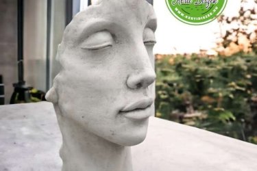 Ez a modern és letisztult formájú szobor egy női arcot ábrázol, mely tökéletes díszítés. Kiváló minőségű anyagokból készült, és hosszú élettartammal rendelkezik. 

Női arc szobor párja a férfi arc külön cikkszámon megtalálható. Egyszerű, mégis kifejező dizájnja az elragadó művészetet hozza el az otthonok számára, emelve ezáltal a környezet szépségét és hangulatát.

Méretek:
Magasság:    50 cm
Tömeg:        18 kg

Fedezze fel a Kerti Díszek csodálatos világát!
Telephely: Dunavarsány, Barátság u. 1. (51-es főút)
Telefon: 06 70 / 299 2066 – Érdeklődni kizárólag telefonon!
Weboldal: https://kertidiszek.hu

Kínálatunkban megtalálható többek között:
– Kerti szobrok – Varázsolja el kertjét egyedi és stílusos díszekkel!
– Szökőkutak – Frissítse fel kültéri terét egy gyönyörű vízi elemmel!
– Figurák – Tökéletes kiegészítők, amelyek személyiséget adnak a kertjének!
– Kerti lámpások – Teremtsen hangulatos fényt az esti órákra!
– Kerti grillek – Élvezze a szabadtéri sütögetést barátokkal, családdal!

Látogasson el weboldalunkra, és válassza ki a kertjéhez legjobban illő díszeket!

ℹ️ A hirdetésben szereplő képek és adatok tájékoztató jellegűek, kisebb eltérések előfordulhatnak.
A készlettel és házhoz szállítással kapcsolatban kérjük, telefonon érdeklődjön!