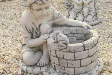 Megpróbálunk különleges funkciót hozzáadni a kültéri termékeikhez, így ez a virágtartó aranyos kerti dekorációként is funkcionál. Mivel termékeink fagyállóak, ezért a kertjét télen is díszítik. Kültéri dekorációs termékeink minőségi kő zúzalékból készülnek, az időjárás viszontagságainak teljes mértékben ellenállnak.

Közkedvelt termékünk. Ötletként had jegyezzem viszont meg, hogy nagyon szép ajándéktárgynak, nagy meglepetést lehet vele szerezni. A kerti díszek kedves alakja soha nem megy ki a divatból, mivel mindig lesznek olyan emberek, akiknek ez a kedves virágtartó fiú szobor örömet szerez.

Méretek:
Magasság: 38
Tömeg: 24

Fedezze fel a Kerti Díszek csodálatos világát!
Telephely: Dunavarsány, Barátság u. 1. (51-es főút)
Telefon: 06 70 / 299 2066 – Érdeklődni kizárólag telefonon!
Weboldal: https://kertidiszek.hu

Kínálatunkban megtalálható többek között:
– Kerti szobrok – Varázsolja el kertjét egyedi és stílusos díszekkel!
– Szökőkutak – Frissítse fel kültéri terét egy gyönyörű vízi elemmel!
– Figurák – Tökéletes kiegészítők, amelyek személyiséget adnak a kertjének!
– Kerti lámpások – Teremtsen hangulatos fényt az esti órákra!
– Kerti grillek – Élvezze a szabadtéri sütögetést barátokkal, családdal!

Látogasson el weboldalunkra, és válassza ki a kertjéhez legjobban illő díszeket!

ℹ️ A hirdetésben szereplő képek és adatok tájékoztató jellegűek, kisebb eltérések előfordulhatnak.
A készlettel és házhoz szállítással kapcsolatban kérjük, telefonon érdeklődjön!