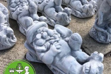 Aranyosak,viccesek, édesek? Hát nem csodálatraméltó hogy mindenki kedveli őket? A bájos kerti törpe mely a vásárlás után a te kertedben fog  napózni. Termékeink minőségi kőzúzalékból készülnek, az időjárás viszontagságainak teljes mértékben ellenállnak fagyállók. 

Egy fantasztikus világ szimbólumai. Az első kerti törpe a németországi Philip Griebel alkotása volt a XIX. század közepén. Azóta a kis kerti figurák töretlen sikernek örvendenek. A nyugati országokban nem találni kertet, ahol ne lennének kerti törpék, így az utóbbi időkben, hazánkban is egyre kedveltebbé vált ezeknek a kis figuráknak a kertekben való elhelyezése.

Méretek:
Magasság: 17 cm
Hossza:     30 cm
Tömeg:       8 kg

Fedezze fel a Kerti Díszek csodálatos világát!
 Telephely: Dunavarsány, Barátság u. 1. (51-es főút)
Telefon: 06 70 / 299 2066 – Érdeklődni kizárólag telefonon!
Weboldal: https://kertidiszek.hu

Kínálatunkban megtalálható többek között:
– Kerti szobrok – Varázsolja el kertjét egyedi és stílusos díszekkel!
– Szökőkutak – Frissítse fel kültéri terét egy gyönyörű vízi elemmel!
– Figurák – Tökéletes kiegészítők, amelyek személyiséget adnak a kertjének!
– Kerti lámpások – Teremtsen hangulatos fényt az esti órákra!
– Kerti grillek – Élvezze a szabadtéri sütögetést barátokkal, családdal!

Látogasson el weboldalunkra, és válassza ki a kertjéhez legjobban illő díszeket!

ℹ️ A hirdetésben szereplő képek és adatok tájékoztató jellegűek, kisebb eltérések előfordulhatnak.
A készlettel és házhoz szállítással kapcsolatban kérjük, telefonon érdeklődjön!
