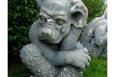 A troll szobrok fiatalok közkedvelt kerti szobrai. Sok esetben bejárat mellé helyezik vagy kerítés fedlapjaként díszesítik a bejáratukat. A kert nemcsak a természet és a kultúra közti átmenetnek a helye, hanem egy fantáziavilág is, melyet gigantikus mitikus alakok, szörnyek és egzotikus állatok népesítenek.

Ugyanakkor ahhoz, hogy a kertet a látogató birtokba vegye és élvezze, ki kell lépnie a szemlélő passzivitásából, és be kell „hatolnia" a kert mélyébe. Az itáliai kertben a szobrok, szökőkutak és medencék sokszor ösvények végén vagy előre nem látható kereszteződésekben rejtőznek, s csak a kertben bolyongva tárják fel titkaikat, akár az „igazi" vadon.

Méretek:
Magasság: 50 cm
Tömege:    45 kg

Fedezze fel a Kerti Díszek csodálatos világát!
Telephely: Dunavarsány, Barátság u. 1. (51-es főút)
Telefon: 06 70 / 299 2066 – Érdeklődni kizárólag telefonon!
Weboldal: https://kertidiszek.hu

Kínálatunkban megtalálható többek között:
– Kerti szobrok – Varázsolja el kertjét egyedi és stílusos díszekkel!
– Szökőkutak – Frissítse fel kültéri terét egy gyönyörű vízi elemmel!
– Figurák – Tökéletes kiegészítők, amelyek személyiséget adnak a kertjének!
– Kerti lámpások – Teremtsen hangulatos fényt az esti órákra!
– Kerti grillek – Élvezze a szabadtéri sütögetést barátokkal, családdal!

Látogasson el weboldalunkra, és válassza ki a kertjéhez legjobban illő díszeket!

ℹ️ A hirdetésben szereplő képek és adatok tájékoztató jellegűek, kisebb eltérések előfordulhatnak.
A készlettel és házhoz szállítással kapcsolatban kérjük, telefonon érdeklődjön!