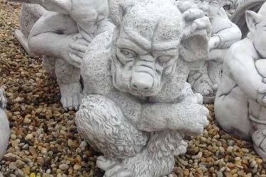 A troll szobrok fiatalok közkedvelt kerti szobrai. Sok esetben bejárat mellé helyezik vagy kerítés fedlapjaként díszesítik a bejáratukat. A kert nemcsak a természet és a kultúra közti átmenetnek a helye, hanem egy fantáziavilág is, melyet gigantikus mitikus alakok, szörnyek és egzotikus állatok népesítenek.

Ugyanakkor ahhoz, hogy a kertet a látogató birtokba vegye és élvezze, ki kell lépnie a szemlélő passzivitásából, és be kell „hatolnia" a kert mélyébe. Az itáliai kertben a szobrok, szökőkutak és medencék sokszor ösvények végén vagy előre nem látható kereszteződésekben rejtőznek, s csak a kertben bolyongva tárják fel titkaikat, akár az „igazi" vadon.

Méretek:
Magasság: 50 cm
Tömege:    45 kg

Fedezze fel a Kerti Díszek csodálatos világát!
Telephely: Dunavarsány, Barátság u. 1. (51-es főút)
Telefon: 06 70 / 299 2066 – Érdeklődni kizárólag telefonon!
Weboldal: https://kertidiszek.hu

Kínálatunkban megtalálható többek között:
– Kerti szobrok – Varázsolja el kertjét egyedi és stílusos díszekkel!
– Szökőkutak – Frissítse fel kültéri terét egy gyönyörű vízi elemmel!
– Figurák – Tökéletes kiegészítők, amelyek személyiséget adnak a kertjének!
– Kerti lámpások – Teremtsen hangulatos fényt az esti órákra!
– Kerti grillek – Élvezze a szabadtéri sütögetést barátokkal, családdal!

Látogasson el weboldalunkra, és válassza ki a kertjéhez legjobban illő díszeket!

ℹ️ A hirdetésben szereplő képek és adatok tájékoztató jellegűek, kisebb eltérések előfordulhatnak.
A készlettel és házhoz szállítással kapcsolatban kérjük, telefonon érdeklődjön!