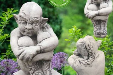 Azoknak, akik szeretik az egyedi és különleges kertdíszeket, ez a Gargoyle szobor tökéletes választás, amely egyedi karaktert kölcsönöz kertednek.

Kerted új ékességét a csúnyaságában is lenyűgöző duzzogó gargoyle szobrot! Ez a kerti szobor valóságos látványosság, amely ötvözi a régió misztikumát és ókori hagyományokat. A szobrocska különleges jellegével magára vonzza a figyelmet, és még az ókorban is szívesen alkalmazták díszítésként.

Méretek:
Magasság:    42 cm
Tömeg:        40 kg

Fedezze fel a Kerti Díszek csodálatos világát!
Telephely: Dunavarsány, Barátság u. 1. (51-es főút)
Telefon: 06 70 / 299 2066 – Érdeklődni kizárólag telefonon!
Weboldal: https://kertidiszek.hu

Kínálatunkban megtalálható többek között:
– Kerti szobrok – Varázsolja el kertjét egyedi és stílusos díszekkel!
– Szökőkutak – Frissítse fel kültéri terét egy gyönyörű vízi elemmel!
– Figurák – Tökéletes kiegészítők, amelyek személyiséget adnak a kertjének!
– Kerti lámpások – Teremtsen hangulatos fényt az esti órákra!
– Kerti grillek – Élvezze a szabadtéri sütögetést barátokkal, családdal!

Látogasson el weboldalunkra, és válassza ki a kertjéhez legjobban illő díszeket!

ℹ️ A hirdetésben szereplő képek és adatok tájékoztató jellegűek, kisebb eltérések előfordulhatnak.
A készlettel és házhoz szállítással kapcsolatban kérjük, telefonon érdeklődjön!