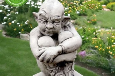 Duzzogó Gargoyle szobor