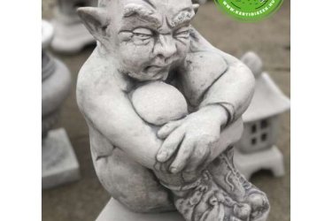 Azoknak, akik szeretik az egyedi és különleges kertdíszeket, ez a Gargoyle szobor tökéletes választás, amely egyedi karaktert kölcsönöz kertednek.

Kerted új ékességét a csúnyaságában is lenyűgöző duzzogó gargoyle szobrot! Ez a kerti szobor valóságos látványosság, amely ötvözi a régió misztikumát és ókori hagyományokat. A szobrocska különleges jellegével magára vonzza a figyelmet, és még az ókorban is szívesen alkalmazták díszítésként.

Méretek:
Magasság:    42 cm
Tömeg:        40 kg

Fedezze fel a Kerti Díszek csodálatos világát!
Telephely: Dunavarsány, Barátság u. 1. (51-es főút)
Telefon: 06 70 / 299 2066 – Érdeklődni kizárólag telefonon!
Weboldal: https://kertidiszek.hu

Kínálatunkban megtalálható többek között:
– Kerti szobrok – Varázsolja el kertjét egyedi és stílusos díszekkel!
– Szökőkutak – Frissítse fel kültéri terét egy gyönyörű vízi elemmel!
– Figurák – Tökéletes kiegészítők, amelyek személyiséget adnak a kertjének!
– Kerti lámpások – Teremtsen hangulatos fényt az esti órákra!
– Kerti grillek – Élvezze a szabadtéri sütögetést barátokkal, családdal!

Látogasson el weboldalunkra, és válassza ki a kertjéhez legjobban illő díszeket!

ℹ️ A hirdetésben szereplő képek és adatok tájékoztató jellegűek, kisebb eltérések előfordulhatnak.
A készlettel és házhoz szállítással kapcsolatban kérjük, telefonon érdeklődjön!