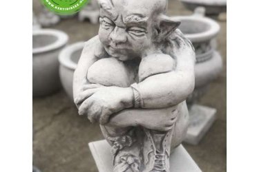 Azoknak, akik szeretik az egyedi és különleges kertdíszeket, ez a Gargoyle szobor tökéletes választás, amely egyedi karaktert kölcsönöz kertednek.

Kerted új ékességét a csúnyaságában is lenyűgöző duzzogó gargoyle szobrot! Ez a kerti szobor valóságos látványosság, amely ötvözi a régió misztikumát és ókori hagyományokat. A szobrocska különleges jellegével magára vonzza a figyelmet, és még az ókorban is szívesen alkalmazták díszítésként.

Méretek:
Magasság:    42 cm
Tömeg:        40 kg

Fedezze fel a Kerti Díszek csodálatos világát!
Telephely: Dunavarsány, Barátság u. 1. (51-es főút)
Telefon: 06 70 / 299 2066 – Érdeklődni kizárólag telefonon!
Weboldal: https://kertidiszek.hu

Kínálatunkban megtalálható többek között:
– Kerti szobrok – Varázsolja el kertjét egyedi és stílusos díszekkel!
– Szökőkutak – Frissítse fel kültéri terét egy gyönyörű vízi elemmel!
– Figurák – Tökéletes kiegészítők, amelyek személyiséget adnak a kertjének!
– Kerti lámpások – Teremtsen hangulatos fényt az esti órákra!
– Kerti grillek – Élvezze a szabadtéri sütögetést barátokkal, családdal!

Látogasson el weboldalunkra, és válassza ki a kertjéhez legjobban illő díszeket!

ℹ️ A hirdetésben szereplő képek és adatok tájékoztató jellegűek, kisebb eltérések előfordulhatnak.
A készlettel és házhoz szállítással kapcsolatban kérjük, telefonon érdeklődjön!