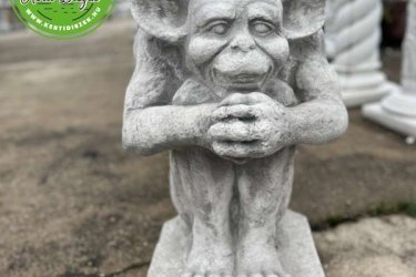 Legyen saját klasszikusod! Egy igazi fajtatiszta Emmett, a vízköpő az eredeti középkori lények egyikeként büszkélkedhet, amely töprengve ágaskodott az európai háztetőkről és tornyokról. Történelmi, izmos embertársunk az új szobrunk.

A kert nemcsak a természet és a kultúra közti átmenetnek a helye, hanem egy fantáziavilág is, melyet gigantikus mitikus alakok, szörnyek és egzotikus állatok népesítenek be. Termékünk teljesen fagyálló, így télen-nyáron a kert dísze lesz.

Méretek:
Magasság:      60 cm
Talp:         35x35 cm
Tömeg:          90 kg

Fedezze fel a Kerti Díszek csodálatos világát!
Telephely: Dunavarsány, Barátság u. 1. (51-es főút)
Telefon: 06 70 / 299 2066 – Érdeklődni kizárólag telefonon!
Weboldal: https://kertidiszek.hu

Kínálatunkban megtalálható többek között:
– Kerti szobrok – Varázsolja el kertjét egyedi és stílusos díszekkel!
– Szökőkutak – Frissítse fel kültéri terét egy gyönyörű vízi elemmel!
– Figurák – Tökéletes kiegészítők, amelyek személyiséget adnak a kertjének!
– Kerti lámpások – Teremtsen hangulatos fényt az esti órákra!
– Kerti grillek – Élvezze a szabadtéri sütögetést barátokkal, családdal!

Látogasson el weboldalunkra, és válassza ki a kertjéhez legjobban illő díszeket!

ℹ️ A hirdetésben szereplő képek és adatok tájékoztató jellegűek, kisebb eltérések előfordulhatnak.
A készlettel és házhoz szállítással kapcsolatban kérjük, telefonon érdeklődjön!