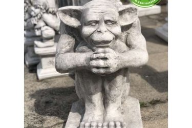 Legyen saját klasszikusod! Egy igazi fajtatiszta Emmett, a vízköpő az eredeti középkori lények egyikeként büszkélkedhet, amely töprengve ágaskodott az európai háztetőkről és tornyokról. Történelmi, izmos embertársunk az új szobrunk.

A kert nemcsak a természet és a kultúra közti átmenetnek a helye, hanem egy fantáziavilág is, melyet gigantikus mitikus alakok, szörnyek és egzotikus állatok népesítenek be. Termékünk teljesen fagyálló, így télen-nyáron a kert dísze lesz.

Méretek:
Magasság:      60 cm
Talp:         35x35 cm
Tömeg:          90 kg

Fedezze fel a Kerti Díszek csodálatos világát!
Telephely: Dunavarsány, Barátság u. 1. (51-es főút)
Telefon: 06 70 / 299 2066 – Érdeklődni kizárólag telefonon!
Weboldal: https://kertidiszek.hu

Kínálatunkban megtalálható többek között:
– Kerti szobrok – Varázsolja el kertjét egyedi és stílusos díszekkel!
– Szökőkutak – Frissítse fel kültéri terét egy gyönyörű vízi elemmel!
– Figurák – Tökéletes kiegészítők, amelyek személyiséget adnak a kertjének!
– Kerti lámpások – Teremtsen hangulatos fényt az esti órákra!
– Kerti grillek – Élvezze a szabadtéri sütögetést barátokkal, családdal!

Látogasson el weboldalunkra, és válassza ki a kertjéhez legjobban illő díszeket!

ℹ️ A hirdetésben szereplő képek és adatok tájékoztató jellegűek, kisebb eltérések előfordulhatnak.
A készlettel és házhoz szállítással kapcsolatban kérjük, telefonon érdeklődjön!