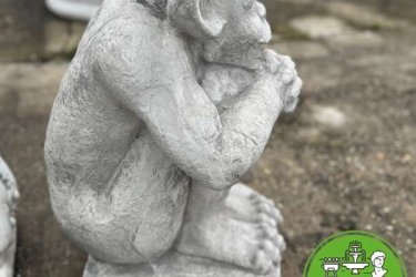 Legyen saját klasszikusod! Egy igazi fajtatiszta Emmett, a vízköpő az eredeti középkori lények egyikeként büszkélkedhet, amely töprengve ágaskodott az európai háztetőkről és tornyokról. Történelmi, izmos embertársunk az új szobrunk.

A kert nemcsak a természet és a kultúra közti átmenetnek a helye, hanem egy fantáziavilág is, melyet gigantikus mitikus alakok, szörnyek és egzotikus állatok népesítenek be. Termékünk teljesen fagyálló, így télen-nyáron a kert dísze lesz.

Méretek:
Magasság:      60 cm
Talp:         35x35 cm
Tömeg:          90 kg

Fedezze fel a Kerti Díszek csodálatos világát!
Telephely: Dunavarsány, Barátság u. 1. (51-es főút)
Telefon: 06 70 / 299 2066 – Érdeklődni kizárólag telefonon!
Weboldal: https://kertidiszek.hu

Kínálatunkban megtalálható többek között:
– Kerti szobrok – Varázsolja el kertjét egyedi és stílusos díszekkel!
– Szökőkutak – Frissítse fel kültéri terét egy gyönyörű vízi elemmel!
– Figurák – Tökéletes kiegészítők, amelyek személyiséget adnak a kertjének!
– Kerti lámpások – Teremtsen hangulatos fényt az esti órákra!
– Kerti grillek – Élvezze a szabadtéri sütögetést barátokkal, családdal!

Látogasson el weboldalunkra, és válassza ki a kertjéhez legjobban illő díszeket!

ℹ️ A hirdetésben szereplő képek és adatok tájékoztató jellegűek, kisebb eltérések előfordulhatnak.
A készlettel és házhoz szállítással kapcsolatban kérjük, telefonon érdeklődjön!