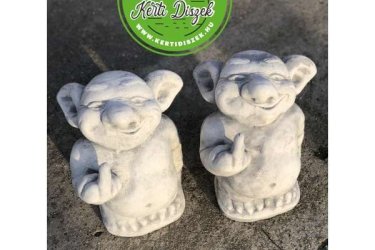 Ez a kis kedves troll figura nem mindennapi jelenség a kertben. Fiatalok közkedvelt figurája. Mindenkit megmosolyogtat egy "bemutató" troll figura vicces látványa a bokor tövében elrejtve. Biztos mosolyforrás a kertünkbe látogatok számára. 

Sokan ajándékként vásárolják kedves ismerősük megtréfálására. Fiatalok is rajonganak a kedves vicces troll manóért.  A trollok a skandináv mitológia hírhedt szereplői. Nem mindennapi megjelenésükkel és a szobrok precíz kidolgozásával segítenek visszarepülni az időben és igazán mesebelivé varázsolni a kertet.

Méretek:
Magasság:   26 cm
Tömeg:        6 kg

Fedezze fel a Kerti Díszek csodálatos világát!
Telephely: Dunavarsány, Barátság u. 1. (51-es főút)
Telefon: 06 70 / 299 2066 – Érdeklődni kizárólag telefonon!
Weboldal: https://kertidiszek.hu

Kínálatunkban megtalálható többek között:
– Kerti szobrok – Varázsolja el kertjét egyedi és stílusos díszekkel!
– Szökőkutak – Frissítse fel kültéri terét egy gyönyörű vízi elemmel!
– Figurák – Tökéletes kiegészítők, amelyek személyiséget adnak a kertjének!
– Kerti lámpások – Teremtsen hangulatos fényt az esti órákra!
– Kerti grillek – Élvezze a szabadtéri sütögetést barátokkal, családdal!

Látogasson el weboldalunkra, és válassza ki a kertjéhez legjobban illő díszeket!

ℹ️ A hirdetésben szereplő képek és adatok tájékoztató jellegűek, kisebb eltérések előfordulhatnak.
A készlettel és házhoz szállítással kapcsolatban kérjük, telefonon érdeklődjön!