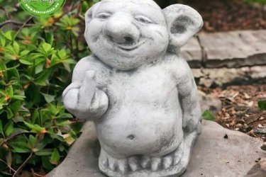 Ez a kis kedves troll figura nem mindennapi jelenség a kertben. Fiatalok közkedvelt figurája. Mindenkit megmosolyogtat egy "bemutató" troll figura vicces látványa a bokor tövében elrejtve. Biztos mosolyforrás a kertünkbe látogatok számára. 

Sokan ajándékként vásárolják kedves ismerősük megtréfálására. Fiatalok is rajonganak a kedves vicces troll manóért.  A trollok a skandináv mitológia hírhedt szereplői. Nem mindennapi megjelenésükkel és a szobrok precíz kidolgozásával segítenek visszarepülni az időben és igazán mesebelivé varázsolni a kertet.

Méretek:
Magasság:   26 cm
Tömeg:        6 kg

Fedezze fel a Kerti Díszek csodálatos világát!
Telephely: Dunavarsány, Barátság u. 1. (51-es főút)
Telefon: 06 70 / 299 2066 – Érdeklődni kizárólag telefonon!
Weboldal: https://kertidiszek.hu

Kínálatunkban megtalálható többek között:
– Kerti szobrok – Varázsolja el kertjét egyedi és stílusos díszekkel!
– Szökőkutak – Frissítse fel kültéri terét egy gyönyörű vízi elemmel!
– Figurák – Tökéletes kiegészítők, amelyek személyiséget adnak a kertjének!
– Kerti lámpások – Teremtsen hangulatos fényt az esti órákra!
– Kerti grillek – Élvezze a szabadtéri sütögetést barátokkal, családdal!

Látogasson el weboldalunkra, és válassza ki a kertjéhez legjobban illő díszeket!

ℹ️ A hirdetésben szereplő képek és adatok tájékoztató jellegűek, kisebb eltérések előfordulhatnak.
A készlettel és házhoz szállítással kapcsolatban kérjük, telefonon érdeklődjön!