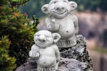 Ez a kis kedves troll figura nem mindennapi jelenség a kertben. Fiatalok közkedvelt figurája. Mindenkit megmosolyogtat egy "bemutató" troll figura vicces látványa a bokor tövében elrejtve. Biztos mosolyforrás a kertünkbe látogatok számára. 

Sokan ajándékként vásárolják kedves ismerősük megtréfálására. Fiatalok is rajonganak a kedves vicces troll manóért.  A trollok a skandináv mitológia hírhedt szereplői. Nem mindennapi megjelenésükkel és a szobrok precíz kidolgozásával segítenek visszarepülni az időben és igazán mesebelivé varázsolni a kertet.

Méretek:
Magasság:   26 cm
Tömeg:        6 kg

Fedezze fel a Kerti Díszek csodálatos világát!
Telephely: Dunavarsány, Barátság u. 1. (51-es főút)
Telefon: 06 70 / 299 2066 – Érdeklődni kizárólag telefonon!
Weboldal: https://kertidiszek.hu

Kínálatunkban megtalálható többek között:
– Kerti szobrok – Varázsolja el kertjét egyedi és stílusos díszekkel!
– Szökőkutak – Frissítse fel kültéri terét egy gyönyörű vízi elemmel!
– Figurák – Tökéletes kiegészítők, amelyek személyiséget adnak a kertjének!
– Kerti lámpások – Teremtsen hangulatos fényt az esti órákra!
– Kerti grillek – Élvezze a szabadtéri sütögetést barátokkal, családdal!

Látogasson el weboldalunkra, és válassza ki a kertjéhez legjobban illő díszeket!

ℹ️ A hirdetésben szereplő képek és adatok tájékoztató jellegűek, kisebb eltérések előfordulhatnak.
A készlettel és házhoz szállítással kapcsolatban kérjük, telefonon érdeklődjön!