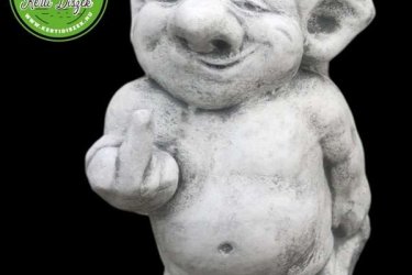 Ez a kis kedves troll figura nem mindennapi jelenség a kertben. Fiatalok közkedvelt figurája. Mindenkit megmosolyogtat egy "bemutató" troll figura vicces látványa a bokor tövében elrejtve. Biztos mosolyforrás a kertünkbe látogatok számára. 

Sokan ajándékként vásárolják kedves ismerősük megtréfálására. Fiatalok is rajonganak a kedves vicces troll manóért.  A trollok a skandináv mitológia hírhedt szereplői. Nem mindennapi megjelenésükkel és a szobrok precíz kidolgozásával segítenek visszarepülni az időben és igazán mesebelivé varázsolni a kertet.

Méretek:
Magasság:   26 cm
Tömeg:        6 kg

Fedezze fel a Kerti Díszek csodálatos világát!
Telephely: Dunavarsány, Barátság u. 1. (51-es főút)
Telefon: 06 70 / 299 2066 – Érdeklődni kizárólag telefonon!
Weboldal: https://kertidiszek.hu

Kínálatunkban megtalálható többek között:
– Kerti szobrok – Varázsolja el kertjét egyedi és stílusos díszekkel!
– Szökőkutak – Frissítse fel kültéri terét egy gyönyörű vízi elemmel!
– Figurák – Tökéletes kiegészítők, amelyek személyiséget adnak a kertjének!
– Kerti lámpások – Teremtsen hangulatos fényt az esti órákra!
– Kerti grillek – Élvezze a szabadtéri sütögetést barátokkal, családdal!

Látogasson el weboldalunkra, és válassza ki a kertjéhez legjobban illő díszeket!

ℹ️ A hirdetésben szereplő képek és adatok tájékoztató jellegűek, kisebb eltérések előfordulhatnak.
A készlettel és házhoz szállítással kapcsolatban kérjük, telefonon érdeklődjön!