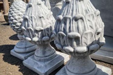 Oszlopdíszeink kőből készülnek. Ez meghatározza az oszlopdísz élettartamát, ellenállóságát. Nagyon exkluzív megjelenést kölcsönöz kertjében, a kerítés oszlopaira helyezve. Az új díszmakk egyedi nem sorozatgyártás.

Kő kerítéseken kifejezetten szépen mutat egy ilyen oszlopdísz. Maximálisan ellenállnak a kültéri időjárásnak, napsugárzásnak, a pontos megmunkálásnak köszönhetően beázásra nem hajlamosak. Termékeink nagyon tartósak és strapabíróak, a minőségben biztosan nem fog csalódni!

Méretek:
Magasság: 38cm
Talp méret: 21cm
Tömeg: 15kg

Fedezze fel a Kerti Díszek csodálatos világát!
Telephely: Dunavarsány, Barátság u. 1. (51-es főút)
Telefon: 06 70 / 299 2066 – Érdeklődni kizárólag telefonon!
Weboldal: https://kertidiszek.hu

Kínálatunkban megtalálható többek között:
– Kerti szobrok – Varázsolja el kertjét egyedi és stílusos díszekkel!
– Szökőkutak – Frissítse fel kültéri terét egy gyönyörű vízi elemmel!
– Figurák – Tökéletes kiegészítők, amelyek személyiséget adnak a kertjének!
– Kerti lámpások – Teremtsen hangulatos fényt az esti órákra!
– Kerti grillek – Élvezze a szabadtéri sütögetést barátokkal, családdal!

Látogasson el weboldalunkra, és válassza ki a kertjéhez legjobban illő díszeket!

ℹ️ A hirdetésben szereplő képek és adatok tájékoztató jellegűek, kisebb eltérések előfordulhatnak.
A készlettel és házhoz szállítással kapcsolatban kérjük, telefonon érdeklődjön!
