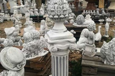 Oszlopdíszeink kőből készülnek. Ez meghatározza az oszlopdísz élettartamát, ellenállóságát. Nagyon exkluzív megjelenést kölcsönöz kertjében, a kerítés oszlopaira helyezve. Az új díszmakk egyedi nem sorozatgyártás.

Kő kerítéseken kifejezetten szépen mutat egy ilyen oszlopdísz. Maximálisan ellenállnak a kültéri időjárásnak, napsugárzásnak, a pontos megmunkálásnak köszönhetően beázásra nem hajlamosak. Termékeink nagyon tartósak és strapabíróak, a minőségben biztosan nem fog csalódni!

Méretek:
Magasság: 38cm
Talp méret: 21cm
Tömeg: 15kg

Fedezze fel a Kerti Díszek csodálatos világát!
Telephely: Dunavarsány, Barátság u. 1. (51-es főút)
Telefon: 06 70 / 299 2066 – Érdeklődni kizárólag telefonon!
Weboldal: https://kertidiszek.hu

Kínálatunkban megtalálható többek között:
– Kerti szobrok – Varázsolja el kertjét egyedi és stílusos díszekkel!
– Szökőkutak – Frissítse fel kültéri terét egy gyönyörű vízi elemmel!
– Figurák – Tökéletes kiegészítők, amelyek személyiséget adnak a kertjének!
– Kerti lámpások – Teremtsen hangulatos fényt az esti órákra!
– Kerti grillek – Élvezze a szabadtéri sütögetést barátokkal, családdal!

Látogasson el weboldalunkra, és válassza ki a kertjéhez legjobban illő díszeket!

ℹ️ A hirdetésben szereplő képek és adatok tájékoztató jellegűek, kisebb eltérések előfordulhatnak.
A készlettel és házhoz szállítással kapcsolatban kérjük, telefonon érdeklődjön!