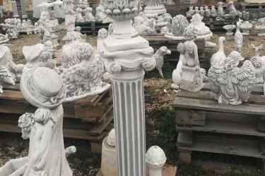 Oszlopdíszeink kőből készülnek. Ez meghatározza az oszlopdísz élettartamát, ellenállóságát. Nagyon exkluzív megjelenést kölcsönöz kertjében, a kerítés oszlopaira helyezve. Az új díszmakk egyedi nem sorozatgyártás.

Kő kerítéseken kifejezetten szépen mutat egy ilyen oszlopdísz. Maximálisan ellenállnak a kültéri időjárásnak, napsugárzásnak, a pontos megmunkálásnak köszönhetően beázásra nem hajlamosak. Termékeink nagyon tartósak és strapabíróak, a minőségben biztosan nem fog csalódni!

Méretek:
Magasság: 38cm
Talp méret: 21cm
Tömeg: 15kg

Fedezze fel a Kerti Díszek csodálatos világát!
Telephely: Dunavarsány, Barátság u. 1. (51-es főút)
Telefon: 06 70 / 299 2066 – Érdeklődni kizárólag telefonon!
Weboldal: https://kertidiszek.hu

Kínálatunkban megtalálható többek között:
– Kerti szobrok – Varázsolja el kertjét egyedi és stílusos díszekkel!
– Szökőkutak – Frissítse fel kültéri terét egy gyönyörű vízi elemmel!
– Figurák – Tökéletes kiegészítők, amelyek személyiséget adnak a kertjének!
– Kerti lámpások – Teremtsen hangulatos fényt az esti órákra!
– Kerti grillek – Élvezze a szabadtéri sütögetést barátokkal, családdal!

Látogasson el weboldalunkra, és válassza ki a kertjéhez legjobban illő díszeket!

ℹ️ A hirdetésben szereplő képek és adatok tájékoztató jellegűek, kisebb eltérések előfordulhatnak.
A készlettel és házhoz szállítással kapcsolatban kérjük, telefonon érdeklődjön!