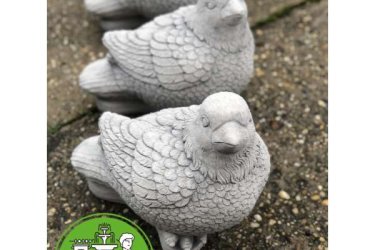 Tökéletes választás kültéri fagyálló kerti dekorációs termékként, mely egész évben szemet gyönyörködtető dekorációt nyújt kertjében! 

Emelje ki kertjét egy igazán különleges, kidolgozott szoborral! A Verebet ábrázoló szobor nem csupán méretével, hanem aprólékos kidolgozásával is lenyűgöző látványt nyújt. Az aranyos madár formája a kert színpompás részévé válik, és a méretéből adódó impozáns megjelenésével elbűvöli mindazokat, akik az udvarodba lépnek.

Méretek:
Magasság:     25 cm
Tömeg:         10 kg

Fedezze fel a Kerti Díszek csodálatos világát!
Telephely: Dunavarsány, Barátság u. 1. (51-es főút)
Telefon: 06 70 / 299 2066 – Érdeklődni kizárólag telefonon!
Weboldal: https://kertidiszek.hu

Kínálatunkban megtalálható többek között:
– Kerti szobrok – Varázsolja el kertjét egyedi és stílusos díszekkel!
– Szökőkutak – Frissítse fel kültéri terét egy gyönyörű vízi elemmel!
– Figurák – Tökéletes kiegészítők, amelyek személyiséget adnak a kertjének!
– Kerti lámpások – Teremtsen hangulatos fényt az esti órákra!
– Kerti grillek – Élvezze a szabadtéri sütögetést barátokkal, családdal!

Látogasson el weboldalunkra, és válassza ki a kertjéhez legjobban illő díszeket!

ℹ️ A hirdetésben szereplő képek és adatok tájékoztató jellegűek, kisebb eltérések előfordulhatnak.
A készlettel és házhoz szállítással kapcsolatban kérjük, telefonon érdeklődjön!