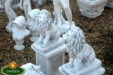 Termékeink kőből készülnek, ezért az időjárást jól tűrik. Télen, nyáron díszíthetik a kertjüket. Vásárolj a legjobb minőségű kőből készült kültéri szobrainkból garanciát vállaluk termékünkre. A kő, mint természetes anyag nagyon tartós és jól illeszkedik a környezetbe. 

A művészeti kertek alapjai a szobrok legyen az sas szobor vagy egy kellemes női szobor a kert színvonalát, látványát, hangulatát növelhetjük a szobrokkal. Rendelésnél kérem jelezze hogy jobbos vagy balost szeretne.

Méretek:
Magasság: 36 cm
Talp     14x25 cm
Tömeg:     11 kg

Fedezze fel a Kerti Díszek csodálatos világát!
Telephely: Dunavarsány, Barátság u. 1. (51-es főút)
Telefon: 06 70 / 299 2066 – Érdeklődni kizárólag telefonon!
Weboldal: https://kertidiszek.hu

Kínálatunkban megtalálható többek között:
– Kerti szobrok – Varázsolja el kertjét egyedi és stílusos díszekkel!
– Szökőkutak – Frissítse fel kültéri terét egy gyönyörű vízi elemmel!
– Figurák – Tökéletes kiegészítők, amelyek személyiséget adnak a kertjének!
– Kerti lámpások – Teremtsen hangulatos fényt az esti órákra!
– Kerti grillek – Élvezze a szabadtéri sütögetést barátokkal, családdal!

Látogasson el weboldalunkra, és válassza ki a kertjéhez legjobban illő díszeket!

ℹ️ A hirdetésben szereplő képek és adatok tájékoztató jellegűek, kisebb eltérések előfordulhatnak.
A készlettel és házhoz szállítással kapcsolatban kérjük, telefonon érdeklődjön!