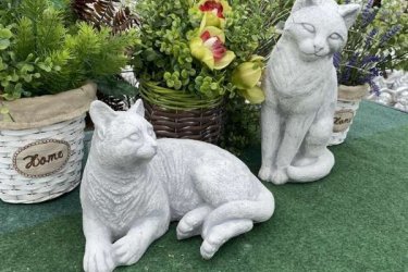 A Feng Shui szerint a macska szimbólum a házban és a ház körül. Alkalmazkodóképesség, a békés nyugalom jelentése. Bárhová tehetjük, titokzatos, mágikus erőt tulajdonítanak neki. Termékeink minőségi kő zúzalékból készülnek, az időjárás viszontagságainak teljes mértékben ellenállnak. Fagyállók, így télen is díszei lesznek a kertjének.

Kerti szobrokat, figurákat használhatja a kert hangulatának fokozására, legyen az hóbortos, klasszikusan elegáns vagy vicces, de ezeknek tükrözniük kell a házigazda ízlését. A szobor vagy dísz felhívja a látogatók figyelmét, ezért az elhelyezés fontos. Kültérben és beltérben egyaránt használható szobrok megrendelhetőek a webáruházunkból‎.

Méretek:
Magasság: 18 cm
Tömeg:      6 kg

Fedezze fel a Kerti Díszek csodálatos világát!
Telephely: Dunavarsány, Barátság u. 1. (51-es főút)
Telefon: 06 70 / 299 2066 – Érdeklődni kizárólag telefonon!
Weboldal: https://kertidiszek.hu

Kínálatunkban megtalálható többek között:
– Kerti szobrok – Varázsolja el kertjét egyedi és stílusos díszekkel!
– Szökőkutak – Frissítse fel kültéri terét egy gyönyörű vízi elemmel!
– Figurák – Tökéletes kiegészítők, amelyek személyiséget adnak a kertjének!
– Kerti lámpások – Teremtsen hangulatos fényt az esti órákra!
– Kerti grillek – Élvezze a szabadtéri sütögetést barátokkal, családdal!

Látogasson el weboldalunkra, és válassza ki a kertjéhez legjobban illő díszeket!

ℹ️ A hirdetésben szereplő képek és adatok tájékoztató jellegűek, kisebb eltérések előfordulhatnak.
A készlettel és házhoz szállítással kapcsolatban kérjük, telefonon érdeklődjön!