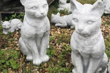 Termékein kőből készülnek éppen ezért, ellen állnak az idő viszontagságainak fagyállók. Ez az egzotikus fajta az egyik legszebbnek tartott a macskák körében. Finom karcsú vonásai tükrözik ősi egyiptomi gyökereit. Újonnan érkezett macska szobrunkban egyszerre érvényesül a vadság és a szelídség. 

Macska szobor megrendelést követően telefonon informáljuk, hogy a választott termék rögtön átvehető illetve hosszabb időt igényel-e gyártása.

Méretek:
Magasság:  37 cm
Tömeg:      13 kg

Fedezze fel a Kerti Díszek csodálatos világát!
Telephely: Dunavarsány, Barátság u. 1. (51-es főút)
Telefon: 06 70 / 299 2066 – Érdeklődni kizárólag telefonon!
Weboldal: https://kertidiszek.hu

Kínálatunkban megtalálható többek között:
– Kerti szobrok – Varázsolja el kertjét egyedi és stílusos díszekkel!
– Szökőkutak – Frissítse fel kültéri terét egy gyönyörű vízi elemmel!
– Figurák – Tökéletes kiegészítők, amelyek személyiséget adnak a kertjének!
– Kerti lámpások – Teremtsen hangulatos fényt az esti órákra!
– Kerti grillek – Élvezze a szabadtéri sütögetést barátokkal, családdal!

Látogasson el weboldalunkra, és válassza ki a kertjéhez legjobban illő díszeket!

ℹ️ A hirdetésben szereplő képek és adatok tájékoztató jellegűek, kisebb eltérések előfordulhatnak.
A készlettel és házhoz szállítással kapcsolatban kérjük, telefonon érdeklődjön!