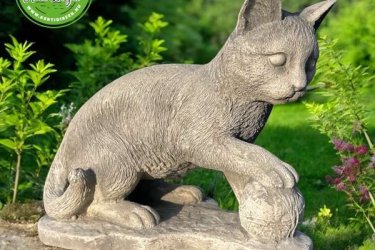 A fehér szín maga a tisztaság és a nagyszerű dolgok szimbóluma, minden ember tiszteli. Hasonlóképpen a fehér színű cicák is jót jelentenek, egyszerre jelképezik a boldogságot, a jó szerencsét és a sikert. Termékeink minőségi kőzúzalékból készülnek, az időjárás viszontagságainak teljes mértékben ellenállnak fagyállók. Méretekért kattintson a bővebb leírás gombra!

Az alkalmazkodóképesség, a békés nyugalom szimbóluma. Bárhová tehetjük, titokzatos, mágikus erőt tulajdonítanak neki a Feng shui szerint. Kertünk díszítése nem merül ki a virágok, zöld növények telepítésével, meghatározó hangulattal tölthetjük meg a kertet egy-egy kerti szobor elhelyezésével. Ajándéktárgy macska szobrok, macskaimádóknak, otthonuk, kertjük dekorálásához, meglepő és kedves nem mindennapi ajándék.Nagyon sok macska, cica, kutya, szobrokkal várjuk telephelyünkön.

Méretek:
Magasság: 28 cm
Tömeg:       9 kg

Fedezze fel a Kerti Díszek csodálatos világát!
Telephely: Dunavarsány, Barátság u. 1. (51-es főút)
Telefon: 06 70 / 299 2066 – Érdeklődni kizárólag telefonon!
Weboldal: https://kertidiszek.hu

Kínálatunkban megtalálható többek között:
– Kerti szobrok – Varázsolja el kertjét egyedi és stílusos díszekkel!
– Szökőkutak – Frissítse fel kültéri terét egy gyönyörű vízi elemmel!
– Figurák – Tökéletes kiegészítők, amelyek személyiséget adnak a kertjének!
– Kerti lámpások – Teremtsen hangulatos fényt az esti órákra!
– Kerti grillek – Élvezze a szabadtéri sütögetést barátokkal, családdal!

Látogasson el weboldalunkra, és válassza ki a kertjéhez legjobban illő díszeket!

ℹ️ A hirdetésben szereplő képek és adatok tájékoztató jellegűek, kisebb eltérések előfordulhatnak.
A készlettel és házhoz szállítással kapcsolatban kérjük, telefonon érdeklődjön!