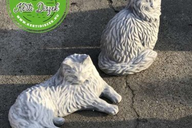 A perzsa macska szobor elegáns kialakításával és részletgazdagságával bármely otthon vagy kert dísze lehet. A Feng Shui szerint a macska szimbólum jelentése az alkalmazkodóképesség, a békés nyugalom szimbóluma. 
A finoman kidolgozott művészeti darab a perzsa macska kecses vonásait hűen tükrözi, élethű megjelenésével lenyűgözi a macskabarátokat. A szobor magas minőségű anyagokból készült, időtálló és stílusos kiegészítője lehet a lakberendezésnek. Legyen az kerti dísz vagy otthon dekoráció, ez a szobor emeli a kert, vagy szoba atmoszféráját, és a macska szerelmeseinek ideális ajándék lehet.

Méretek:
Magasság:  22 cm
Tömeg:      18 kg

Fedezze fel a Kerti Díszek csodálatos világát!
Telephely: Dunavarsány, Barátság u. 1. (51-es főút)
Telefon: 06 70 / 299 2066 – Érdeklődni kizárólag telefonon!
Weboldal: https://kertidiszek.hu

Kínálatunkban megtalálható többek között:
– Kerti szobrok – Varázsolja el kertjét egyedi és stílusos díszekkel!
– Szökőkutak – Frissítse fel kültéri terét egy gyönyörű vízi elemmel!
– Figurák – Tökéletes kiegészítők, amelyek személyiséget adnak a kertjének!
– Kerti lámpások – Teremtsen hangulatos fényt az esti órákra!
– Kerti grillek – Élvezze a szabadtéri sütögetést barátokkal, családdal!

Látogasson el weboldalunkra, és válassza ki a kertjéhez legjobban illő díszeket!

ℹ️ A hirdetésben szereplő képek és adatok tájékoztató jellegűek, kisebb eltérések előfordulhatnak.
A készlettel és házhoz szállítással kapcsolatban kérjük, telefonon érdeklődjön!