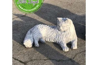 A perzsa macska szobor elegáns kialakításával és részletgazdagságával bármely otthon vagy kert dísze lehet. A Feng Shui szerint a macska szimbólum jelentése az alkalmazkodóképesség, a békés nyugalom szimbóluma. 
A finoman kidolgozott művészeti darab a perzsa macska kecses vonásait hűen tükrözi, élethű megjelenésével lenyűgözi a macskabarátokat. A szobor magas minőségű anyagokból készült, időtálló és stílusos kiegészítője lehet a lakberendezésnek. Legyen az kerti dísz vagy otthon dekoráció, ez a szobor emeli a kert, vagy szoba atmoszféráját, és a macska szerelmeseinek ideális ajándék lehet.

Méretek:
Magasság:  22 cm
Tömeg:      18 kg

Fedezze fel a Kerti Díszek csodálatos világát!
Telephely: Dunavarsány, Barátság u. 1. (51-es főút)
Telefon: 06 70 / 299 2066 – Érdeklődni kizárólag telefonon!
Weboldal: https://kertidiszek.hu

Kínálatunkban megtalálható többek között:
– Kerti szobrok – Varázsolja el kertjét egyedi és stílusos díszekkel!
– Szökőkutak – Frissítse fel kültéri terét egy gyönyörű vízi elemmel!
– Figurák – Tökéletes kiegészítők, amelyek személyiséget adnak a kertjének!
– Kerti lámpások – Teremtsen hangulatos fényt az esti órákra!
– Kerti grillek – Élvezze a szabadtéri sütögetést barátokkal, családdal!

Látogasson el weboldalunkra, és válassza ki a kertjéhez legjobban illő díszeket!

ℹ️ A hirdetésben szereplő képek és adatok tájékoztató jellegűek, kisebb eltérések előfordulhatnak.
A készlettel és házhoz szállítással kapcsolatban kérjük, telefonon érdeklődjön!