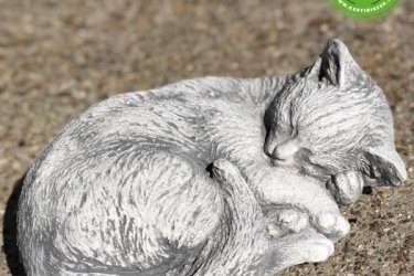 Érdekes és egyedi dekoráció a cica vagy macska tulajdonosok örömére. Ne gondolkodjon, a macskás vagy cicás ajándékot keres ez tökéletes megoldás ugyanis termékünk kőből készült. 

Ne gondolkodjon, a macskás vagy cicás ajándékot keres ez tökéletes megoldás. 

Az oldalon szereplő képek és adatok tájékoztató jellegűek, azok a valóságban minimálisan eltérhetnek az itt feltüntetettektől. A megrendelt termék előfordulhat, hogy nincs raktárkészleten vagy nem szállítható. Ebben az esetben informáljuk telefonon.

Méretek:
Magasság: 11cm
Tömeg: 6 kg

Fedezze fel a Kerti Díszek csodálatos világát!
Telephely: Dunavarsány, Barátság u. 1. (51-es főút)
Telefon: 06 70 / 299 2066 – Érdeklődni kizárólag telefonon!
Weboldal: https://kertidiszek.hu

Kínálatunkban megtalálható többek között:
– Kerti szobrok – Varázsolja el kertjét egyedi és stílusos díszekkel!
– Szökőkutak – Frissítse fel kültéri terét egy gyönyörű vízi elemmel!
– Figurák – Tökéletes kiegészítők, amelyek személyiséget adnak a kertjének!
– Kerti lámpások – Teremtsen hangulatos fényt az esti órákra!
– Kerti grillek – Élvezze a szabadtéri sütögetést barátokkal, családdal!

Látogasson el weboldalunkra, és válassza ki a kertjéhez legjobban illő díszeket!

ℹ️ A hirdetésben szereplő képek és adatok tájékoztató jellegűek, kisebb eltérések előfordulhatnak.
A készlettel és házhoz szállítással kapcsolatban kérjük, telefonon érdeklődjön!