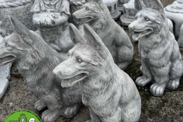 Legyen része az életednek ez a gyönyörű Juhászkutya Szobor, ami nem csak egy kerti dísz, hanem egy érzelmi töltettel bíró emléktárgy is. Ezzel a szoborral a juhászkutya hűségét és szeretetét mindörökké megőrizheted.

Ez a szobor kifejezetten kültéri használatra tervezett, így ellenáll az időjárás viszontagságainak. Ne aggódj a hideg, hó vagy eső miatt, a Juhászkutya Szobor évekig szép marad kertedben vagy teraszodon. Ez a Juhászkutya Szobor remek ajándék lehet olyan barátoknak vagy családtagoknak, akiknek kedvenc juhászkutyájuk van, vagy akik elveszítették háziállatukat. Ezzel az ajándékkal emléket állíthatsz a közös pillanatoknak.

Méretek:
Magasság:    36 cm
Tömeg:          9 kg

Fedezze fel a Kerti Díszek csodálatos világát!
Telephely: Dunavarsány, Barátság u. 1. (51-es főút)
Telefon: 06 70 / 299 2066 – Érdeklődni kizárólag telefonon!
Weboldal: https://kertidiszek.hu

Kínálatunkban megtalálható többek között:
– Kerti szobrok – Varázsolja el kertjét egyedi és stílusos díszekkel!
– Szökőkutak – Frissítse fel kültéri terét egy gyönyörű vízi elemmel!
– Figurák – Tökéletes kiegészítők, amelyek személyiséget adnak a kertjének!
– Kerti lámpások – Teremtsen hangulatos fényt az esti órákra!
– Kerti grillek – Élvezze a szabadtéri sütögetést barátokkal, családdal!

Látogasson el weboldalunkra, és válassza ki a kertjéhez legjobban illő díszeket!

ℹ️ A hirdetésben szereplő képek és adatok tájékoztató jellegűek, kisebb eltérések előfordulhatnak.
A készlettel és házhoz szállítással kapcsolatban kérjük, telefonon érdeklődjön!