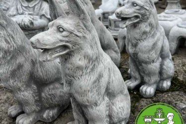 Legyen része az életednek ez a gyönyörű Juhászkutya Szobor, ami nem csak egy kerti dísz, hanem egy érzelmi töltettel bíró emléktárgy is. Ezzel a szoborral a juhászkutya hűségét és szeretetét mindörökké megőrizheted.

Ez a szobor kifejezetten kültéri használatra tervezett, így ellenáll az időjárás viszontagságainak. Ne aggódj a hideg, hó vagy eső miatt, a Juhászkutya Szobor évekig szép marad kertedben vagy teraszodon. Ez a Juhászkutya Szobor remek ajándék lehet olyan barátoknak vagy családtagoknak, akiknek kedvenc juhászkutyájuk van, vagy akik elveszítették háziállatukat. Ezzel az ajándékkal emléket állíthatsz a közös pillanatoknak.

Méretek:
Magasság:    36 cm
Tömeg:          9 kg

Fedezze fel a Kerti Díszek csodálatos világát!
Telephely: Dunavarsány, Barátság u. 1. (51-es főút)
Telefon: 06 70 / 299 2066 – Érdeklődni kizárólag telefonon!
Weboldal: https://kertidiszek.hu

Kínálatunkban megtalálható többek között:
– Kerti szobrok – Varázsolja el kertjét egyedi és stílusos díszekkel!
– Szökőkutak – Frissítse fel kültéri terét egy gyönyörű vízi elemmel!
– Figurák – Tökéletes kiegészítők, amelyek személyiséget adnak a kertjének!
– Kerti lámpások – Teremtsen hangulatos fényt az esti órákra!
– Kerti grillek – Élvezze a szabadtéri sütögetést barátokkal, családdal!

Látogasson el weboldalunkra, és válassza ki a kertjéhez legjobban illő díszeket!

ℹ️ A hirdetésben szereplő képek és adatok tájékoztató jellegűek, kisebb eltérések előfordulhatnak.
A készlettel és házhoz szállítással kapcsolatban kérjük, telefonon érdeklődjön!