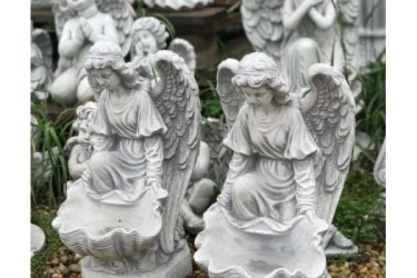 Angyalunk ideális lehet temetői dekorációnak sírra helyezve. Műkőből készült, fagyálló, és mindezek mellett gyönyörű kidolgozású szobrocska. Általában az a kérdés hogy mivel rögzítsék a szobrot, én most elárulom. Kültéri hőálló szilikon.

Termékeink minőségi kő zúzalékból készülnek, ezért az időjárás viszontagságainak teljes mértékben ellenállnak. A megrendelést követően informáljuk, hogy a választott termék rögtön átvehető illetve hosszabb időt igényel-e. Az esetben, ha hosszabb szállítási idő szükséges (fuvartól függően 2-4 hét) a termék megérkezésekor rögtön értesítjük vásárlónkat.

Méretek:
Magasság: 44 cm
Tömeg: 15 kg

Fedezze fel a Kerti Díszek csodálatos világát!
Telephely: Dunavarsány, Barátság u. 1. (51-es főút)
Telefon: 06 70 / 299 2066 – Érdeklődni kizárólag telefonon!
Weboldal: https://kertidiszek.hu

Kínálatunkban megtalálható többek között:
– Kerti szobrok – Varázsolja el kertjét egyedi és stílusos díszekkel!
– Szökőkutak – Frissítse fel kültéri terét egy gyönyörű vízi elemmel!
– Figurák – Tökéletes kiegészítők, amelyek személyiséget adnak a kertjének!
– Kerti lámpások – Teremtsen hangulatos fényt az esti órákra!
– Kerti grillek – Élvezze a szabadtéri sütögetést barátokkal, családdal!

Látogasson el weboldalunkra, és válassza ki a kertjéhez legjobban illő díszeket!

ℹ️ A hirdetésben szereplő képek és adatok tájékoztató jellegűek, kisebb eltérések előfordulhatnak.
A készlettel és házhoz szállítással kapcsolatban kérjük, telefonon érdeklődjön!
