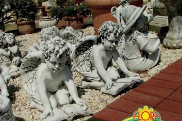 Kerti dísztárgy időt-álló megoldások közé tartozik ez a kis angyalka figura kő zúzalékból készült ezért teljesen ellenáll az idő viszontagságainak. Fagyálló.

Akár beltérben vagy kültérben is díszítheti vele otthonát. Sokan sírkődíszítésre, karácsonykor üzletdíszítésre, kerti dísznek, használják ezt a szobrot. Ajánlom előkertek, teraszok, temetők, lakások, díszítéseként. Figyelem ne felejtsük el a karácsonyi dekorációként is tökéletes nagyon látványos a karácsonyfa alá helyezve egyedi díszítést érhetünk el.

Méretek
Magasság:40 cm
Tömeg: 24 kg

Fedezze fel a Kerti Díszek csodálatos világát!
Telephely: Dunavarsány, Barátság u. 1. (51-es főút)
Telefon: 06 70 / 299 2066 – Érdeklődni kizárólag telefonon!
Weboldal: https://kertidiszek.hu

Kínálatunkban megtalálható többek között:
– Kerti szobrok – Varázsolja el kertjét egyedi és stílusos díszekkel!
– Szökőkutak – Frissítse fel kültéri terét egy gyönyörű vízi elemmel!
– Figurák – Tökéletes kiegészítők, amelyek személyiséget adnak a kertjének!
– Kerti lámpások – Teremtsen hangulatos fényt az esti órákra!
– Kerti grillek – Élvezze a szabadtéri sütögetést barátokkal, családdal!

Látogasson el weboldalunkra, és válassza ki a kertjéhez legjobban illő díszeket!

ℹ️ A hirdetésben szereplő képek és adatok tájékoztató jellegűek, kisebb eltérések előfordulhatnak.
A készlettel és házhoz szállítással kapcsolatban kérjük, telefonon érdeklődjön!