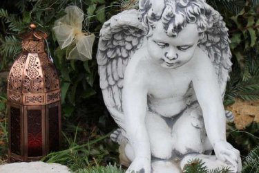 Kerti dísztárgy időt-álló megoldások közé tartozik ez a kis angyalka figura kő zúzalékból készült ezért teljesen ellenáll az idő viszontagságainak. Fagyálló.

Akár beltérben vagy kültérben is díszítheti vele otthonát. Sokan sírkődíszítésre, karácsonykor üzletdíszítésre, kerti dísznek, használják ezt a szobrot. Ajánlom előkertek, teraszok, temetők, lakások, díszítéseként. Figyelem ne felejtsük el a karácsonyi dekorációként is tökéletes nagyon látványos a karácsonyfa alá helyezve egyedi díszítést érhetünk el.

Méretek
Magasság:40 cm
Tömeg: 24 kg

Fedezze fel a Kerti Díszek csodálatos világát!
Telephely: Dunavarsány, Barátság u. 1. (51-es főút)
Telefon: 06 70 / 299 2066 – Érdeklődni kizárólag telefonon!
Weboldal: https://kertidiszek.hu

Kínálatunkban megtalálható többek között:
– Kerti szobrok – Varázsolja el kertjét egyedi és stílusos díszekkel!
– Szökőkutak – Frissítse fel kültéri terét egy gyönyörű vízi elemmel!
– Figurák – Tökéletes kiegészítők, amelyek személyiséget adnak a kertjének!
– Kerti lámpások – Teremtsen hangulatos fényt az esti órákra!
– Kerti grillek – Élvezze a szabadtéri sütögetést barátokkal, családdal!

Látogasson el weboldalunkra, és válassza ki a kertjéhez legjobban illő díszeket!

ℹ️ A hirdetésben szereplő képek és adatok tájékoztató jellegűek, kisebb eltérések előfordulhatnak.
A készlettel és házhoz szállítással kapcsolatban kérjük, telefonon érdeklődjön!