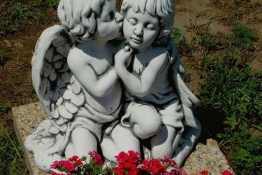 Angyalka párocska dekoratív lehet kertekbe, karácsonyi dísznek, dekorációnak virágboltokban, karácsonyi rendezvények, esküvők díszítéseként. Nagyon szép kidolgozás. Kültéri dísznek is használható mivel fagyálló.

Termékeink minőség kő zúzalékból készülnek, az időjárás viszontagságainak teljes mértékben ellenállnak és fagyállóak. A szobor vagy dísz felhívja a látogatók figyelmét, ezért az elhelyezés fontos. Angyalka szobrocska a kertbe teraszra, de bárhova helyezve meghitt nyugodtságot hoz otthonába. Ajándékként, de karácsonyi dekorációként is tökéletes.

Méretek:
Magasság: 43 cm
Tömeg: 28 kg

Fedezze fel a Kerti Díszek csodálatos világát!
Telephely: Dunavarsány, Barátság u. 1. (51-es főút)
Telefon: 06 70 / 299 2066 – Érdeklődni kizárólag telefonon!
Weboldal: https://kertidiszek.hu

Kínálatunkban megtalálható többek között:
– Kerti szobrok – Varázsolja el kertjét egyedi és stílusos díszekkel!
– Szökőkutak – Frissítse fel kültéri terét egy gyönyörű vízi elemmel!
– Figurák – Tökéletes kiegészítők, amelyek személyiséget adnak a kertjének!
– Kerti lámpások – Teremtsen hangulatos fényt az esti órákra!
– Kerti grillek – Élvezze a szabadtéri sütögetést barátokkal, családdal!

Látogasson el weboldalunkra, és válassza ki a kertjéhez legjobban illő díszeket!

ℹ️ A hirdetésben szereplő képek és adatok tájékoztató jellegűek, kisebb eltérések előfordulhatnak.
A készlettel és házhoz szállítással kapcsolatban kérjük, telefonon érdeklődjön!