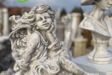 Különleges és bájos az új angyal szobrunk. Termékeink minőségi kőzúzalékból készülnek, az időjárás viszontagságainak teljes mértékben ellenállnak fagyállók.

Angyal szobrunk különösen szép kidolgozású és látványos. Ne gondolkodjon vásárlásán, ha angyalt szeretne, ez a szobor nem lehet rossz választás.

Méretek:
Magasság:  35 cm
Tömeg:      18 kg

Fedezze fel a Kerti Díszek csodálatos világát!
Telephely: Dunavarsány, Barátság u. 1. (51-es főút)
Telefon: 06 70 / 299 2066 – Érdeklődni kizárólag telefonon!
Weboldal: https://kertidiszek.hu

Kínálatunkban megtalálható többek között:
– Kerti szobrok – Varázsolja el kertjét egyedi és stílusos díszekkel!
– Szökőkutak – Frissítse fel kültéri terét egy gyönyörű vízi elemmel!
– Figurák – Tökéletes kiegészítők, amelyek személyiséget adnak a kertjének!
– Kerti lámpások – Teremtsen hangulatos fényt az esti órákra!
– Kerti grillek – Élvezze a szabadtéri sütögetést barátokkal, családdal!

Látogasson el weboldalunkra, és válassza ki a kertjéhez legjobban illő díszeket!

ℹ️ A hirdetésben szereplő képek és adatok tájékoztató jellegűek, kisebb eltérések előfordulhatnak.
A készlettel és házhoz szállítással kapcsolatban kérjük, telefonon érdeklődjön!