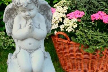 Az angyal szobor kőből készült ezért az időjárásnak teljes mértékben ellenáll fagyálló. Különösen szép karácsonyi dekorációként, akár otthonunk, kertünk díszítéseként. Sokan síremlék dekorációnak is használják.

Angyal, szobrok szent szobrok Buddha szobrok hatalmas választékban kaphatok Halásztelki telephelyünkön érdemes ellátogatni hozzánk, ha szereti, a szobrokat ígérem lesz mit nézegetni.:-)

Méretek:
Magasság: 33 cm
Tömeg: 7 kg

Fedezze fel a Kerti Díszek csodálatos világát!
Telephely: Dunavarsány, Barátság u. 1. (51-es főút)
Telefon: 06 70 / 299 2066 – Érdeklődni kizárólag telefonon!
Weboldal: https://kertidiszek.hu

Kínálatunkban megtalálható többek között:
– Kerti szobrok – Varázsolja el kertjét egyedi és stílusos díszekkel!
– Szökőkutak – Frissítse fel kültéri terét egy gyönyörű vízi elemmel!
– Figurák – Tökéletes kiegészítők, amelyek személyiséget adnak a kertjének!
– Kerti lámpások – Teremtsen hangulatos fényt az esti órákra!
– Kerti grillek – Élvezze a szabadtéri sütögetést barátokkal, családdal!

Látogasson el weboldalunkra, és válassza ki a kertjéhez legjobban illő díszeket!

ℹ️ A hirdetésben szereplő képek és adatok tájékoztató jellegűek, kisebb eltérések előfordulhatnak.
A készlettel és házhoz szállítással kapcsolatban kérjük, telefonon érdeklődjön!