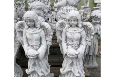 Legújabb szobrocskánk a béke jóságos angyalát formázza meg. Isten üzeneteinek és figyelmeztetéseinek közlésére gyakran használja fel a tiszta szellemeket, az angyalokat. Gavreel, a béke és egyensúly angyala. Kültéri dekorációs termékeink minőségi   kőzúzalékból készülnek, az időjárás viszontagságainak teljes mértékben ellenállnak fagyállók.

Az új Béke angyala szobor. Akár beltérben vagy kültérben is díszítheti vele otthonát. Sokan sírkődíszítésre, karácsonykor üzletdíszítésre, kerti dísznek, használják ezt a szobrot. Angyalos szobraink kőből készülnek, ezért nyugodtan szabadtérbe kihelyezhető, eshet rá a hó, süthet rá a nap, jól tűri az idő viszontagságait.

Méretek:
Magasság: 46 cm
Tömeg: 10 kg

Fedezze fel a Kerti Díszek csodálatos világát!
Telephely: Dunavarsány, Barátság u. 1. (51-es főút)
Telefon: 06 70 / 299 2066 – Érdeklődni kizárólag telefonon!
Weboldal: https://kertidiszek.hu

Kínálatunkban megtalálható többek között:
– Kerti szobrok – Varázsolja el kertjét egyedi és stílusos díszekkel!
– Szökőkutak – Frissítse fel kültéri terét egy gyönyörű vízi elemmel!
– Figurák – Tökéletes kiegészítők, amelyek személyiséget adnak a kertjének!
– Kerti lámpások – Teremtsen hangulatos fényt az esti órákra!
– Kerti grillek – Élvezze a szabadtéri sütögetést barátokkal, családdal!

Látogasson el weboldalunkra, és válassza ki a kertjéhez legjobban illő díszeket!

ℹ️ A hirdetésben szereplő képek és adatok tájékoztató jellegűek, kisebb eltérések előfordulhatnak.
A készlettel és házhoz szállítással kapcsolatban kérjük, telefonon érdeklődjön!