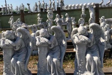 Angyalunk ideális lehet temetői dekorációnak sírra helyezve. Műkőből készült, fagyálló, és mindezek mellett gyönyörű kidolgozású szobrocska. Általában az a kérdés hogy mivel rögzítsék a szobrot, én most elárulom. 

A megrendelést követően informáljuk, hogy a választott termék rögtön átvehető illetve hosszabb időt igényel-e. Az esetben, ha hosszabb szállítási idő szükséges (fuvartól függően 2-4 hét) a termék megérkezésekor rögtön értesítjük vásárlónkat.

Méretek:
Magasság: 41 cm
Tömeg: 17 kg

Fedezze fel a Kerti Díszek csodálatos világát!
Telephely: Dunavarsány, Barátság u. 1. (51-es főút)
Telefon: 06 70 / 299 2066 – Érdeklődni kizárólag telefonon!
Weboldal: https://kertidiszek.hu

Kínálatunkban megtalálható többek között:
– Kerti szobrok – Varázsolja el kertjét egyedi és stílusos díszekkel!
– Szökőkutak – Frissítse fel kültéri terét egy gyönyörű vízi elemmel!
– Figurák – Tökéletes kiegészítők, amelyek személyiséget adnak a kertjének!
– Kerti lámpások – Teremtsen hangulatos fényt az esti órákra!
– Kerti grillek – Élvezze a szabadtéri sütögetést barátokkal, családdal!

Látogasson el weboldalunkra, és válassza ki a kertjéhez legjobban illő díszeket!

ℹ️ A hirdetésben szereplő képek és adatok tájékoztató jellegűek, kisebb eltérések előfordulhatnak.
A készlettel és házhoz szállítással kapcsolatban kérjük, telefonon érdeklődjön!