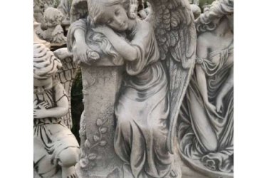 Angyalunk ideális lehet temetői dekorációnak sírra helyezve. Műkőből készült, fagyálló, és mindezek mellett gyönyörű kidolgozású szobrocska. Általában az a kérdés hogy mivel rögzítsék a szobrot, én most elárulom. 

A megrendelést követően informáljuk, hogy a választott termék rögtön átvehető illetve hosszabb időt igényel-e. Az esetben, ha hosszabb szállítási idő szükséges (fuvartól függően 2-4 hét) a termék megérkezésekor rögtön értesítjük vásárlónkat.

Méretek:
Magasság: 41 cm
Tömeg: 17 kg

Fedezze fel a Kerti Díszek csodálatos világát!
Telephely: Dunavarsány, Barátság u. 1. (51-es főút)
Telefon: 06 70 / 299 2066 – Érdeklődni kizárólag telefonon!
Weboldal: https://kertidiszek.hu

Kínálatunkban megtalálható többek között:
– Kerti szobrok – Varázsolja el kertjét egyedi és stílusos díszekkel!
– Szökőkutak – Frissítse fel kültéri terét egy gyönyörű vízi elemmel!
– Figurák – Tökéletes kiegészítők, amelyek személyiséget adnak a kertjének!
– Kerti lámpások – Teremtsen hangulatos fényt az esti órákra!
– Kerti grillek – Élvezze a szabadtéri sütögetést barátokkal, családdal!

Látogasson el weboldalunkra, és válassza ki a kertjéhez legjobban illő díszeket!

ℹ️ A hirdetésben szereplő képek és adatok tájékoztató jellegűek, kisebb eltérések előfordulhatnak.
A készlettel és házhoz szállítással kapcsolatban kérjük, telefonon érdeklődjön!
