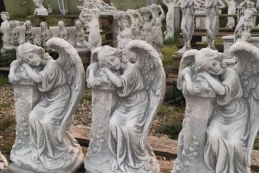 Angyalunk ideális lehet temetői dekorációnak sírra helyezve. Műkőből készült, fagyálló, és mindezek mellett gyönyörű kidolgozású szobrocska. Általában az a kérdés hogy mivel rögzítsék a szobrot, én most elárulom. 

A megrendelést követően informáljuk, hogy a választott termék rögtön átvehető illetve hosszabb időt igényel-e. Az esetben, ha hosszabb szállítási idő szükséges (fuvartól függően 2-4 hét) a termék megérkezésekor rögtön értesítjük vásárlónkat.

Méretek:
Magasság: 41 cm
Tömeg: 17 kg

Fedezze fel a Kerti Díszek csodálatos világát!
Telephely: Dunavarsány, Barátság u. 1. (51-es főút)
Telefon: 06 70 / 299 2066 – Érdeklődni kizárólag telefonon!
Weboldal: https://kertidiszek.hu

Kínálatunkban megtalálható többek között:
– Kerti szobrok – Varázsolja el kertjét egyedi és stílusos díszekkel!
– Szökőkutak – Frissítse fel kültéri terét egy gyönyörű vízi elemmel!
– Figurák – Tökéletes kiegészítők, amelyek személyiséget adnak a kertjének!
– Kerti lámpások – Teremtsen hangulatos fényt az esti órákra!
– Kerti grillek – Élvezze a szabadtéri sütögetést barátokkal, családdal!

Látogasson el weboldalunkra, és válassza ki a kertjéhez legjobban illő díszeket!

ℹ️ A hirdetésben szereplő képek és adatok tájékoztató jellegűek, kisebb eltérések előfordulhatnak.
A készlettel és házhoz szállítással kapcsolatban kérjük, telefonon érdeklődjön!