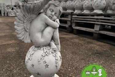 Az angyalka gömbön kerti figura varázslatos hangulatot teremt kertjében, teraszán vagy otthona bármely pontján. A finoman kidolgozott, alvó puttó békét és harmóniát sugároz, így tökéletes választás, ha meghitt atmoszférára vágyik. Legyen szó ajándékról, kerti díszről vagy ünnepi dekorációról, ez a bájos angyalka minden környezetben megállja a helyét.

A kő, mint természetes anyag, jól illeszkedik a növényekhez és a zöld környezetbe. Termékeink minőségi kő zúzalékból készülnek, az időjárás viszontagságainak teljes mértékben ellenállnak és fagyállóak. A Kerti-Áruda Dunavarsányi telephelyén különleges angyal szobrokból válogathat.

Méretek:
Magasság: 48 cm
Tömeg:     20  kg

Fedezze fel a Kerti Díszek csodálatos világát!
Dunavarsány, Barátság u. 1. (51-es főút)
Telefon: 06 70 / 299 2066 – Érdeklődni kizárólag telefonon!
Weboldal: https://kertidiszek.hu

Kínálatunkban megtalálható többek között:
– Kerti szobrok – Varázsolja el kertjét egyedi és stílusos díszekkel!
– Szökőkutak – Frissítse fel kültéri terét egy gyönyörű vízi elemmel!
– Figurák – Tökéletes kiegészítők, amelyek személyiséget adnak a kertjének!
– Kerti lámpások – Teremtsen hangulatos fényt az esti órákra!
– Kerti grillek – Élvezze a szabadtéri sütögetést barátokkal, családdal!

Látogasson el weboldalunkra, és válassza ki a kertjéhez legjobban illő díszeket!

ℹ️ A hirdetésben szereplő képek és adatok tájékoztató jellegűek, kisebb eltérések előfordulhatnak.
A készlettel és házhoz szállítással kapcsolatban kérjük, telefonon érdeklődjön!