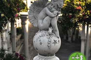 Az angyalka gömbön kerti figura varázslatos hangulatot teremt kertjében, teraszán vagy otthona bármely pontján. A finoman kidolgozott, alvó puttó békét és harmóniát sugároz, így tökéletes választás, ha meghitt atmoszférára vágyik. Legyen szó ajándékról, kerti díszről vagy ünnepi dekorációról, ez a bájos angyalka minden környezetben megállja a helyét.

A kő, mint természetes anyag, jól illeszkedik a növényekhez és a zöld környezetbe. Termékeink minőségi kő zúzalékból készülnek, az időjárás viszontagságainak teljes mértékben ellenállnak és fagyállóak. A Kerti-Áruda Dunavarsányi telephelyén különleges angyal szobrokból válogathat.

Méretek:
Magasság: 48 cm
Tömeg:     20  kg

Fedezze fel a Kerti Díszek csodálatos világát!
Dunavarsány, Barátság u. 1. (51-es főút)
Telefon: 06 70 / 299 2066 – Érdeklődni kizárólag telefonon!
Weboldal: https://kertidiszek.hu

Kínálatunkban megtalálható többek között:
– Kerti szobrok – Varázsolja el kertjét egyedi és stílusos díszekkel!
– Szökőkutak – Frissítse fel kültéri terét egy gyönyörű vízi elemmel!
– Figurák – Tökéletes kiegészítők, amelyek személyiséget adnak a kertjének!
– Kerti lámpások – Teremtsen hangulatos fényt az esti órákra!
– Kerti grillek – Élvezze a szabadtéri sütögetést barátokkal, családdal!

Látogasson el weboldalunkra, és válassza ki a kertjéhez legjobban illő díszeket!

ℹ️ A hirdetésben szereplő képek és adatok tájékoztató jellegűek, kisebb eltérések előfordulhatnak.
A készlettel és házhoz szállítással kapcsolatban kérjük, telefonon érdeklődjön!