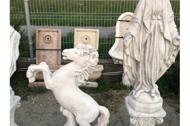 Webáruházunkban megrendelhető termékeink készlet függvényében átvehetők. A megrendelést követően informáljuk, hogy a választott termék rögtön átvehető illetve hosszabb időt igényel-e gyártása. Az esetben, ha hosszabb szállítási idő szükséges (fuvartól függően 2-4 hét) a termék megérkezésekor rögtön értesítjük vásárlónkat.

Dunavarsányi telephelyünkön megtekinthető ez a nagyméretű ló szobor nem mindennapi látványt kelt. Nagyméretű ágaskodó lószobor, melyet Magyarországon csak nálunk lehet kapni :-) A lovak szerelmesei számára is megtalálhatók a különféle szobor kompozíciók. Éttermek, lovardák, kertek díszítéséhez tökéletes elemei lehetnek az időt és időjárást álló kőből készült áruink.

Méretek:
Magasság: 100 cm
Tömeg:      100 kg

Fedezze fel a Kerti Díszek csodálatos világát!
Cím: Dunavarsány, Barátság u. 1. (51-es főút)
Telefon: 06 70 / 299 2066 – Érdeklődni kizárólag telefonon!
Weboldal: https://kertidiszek.hu

Kínálatunkban megtalálható többek között:
– Kerti szobrok – Varázsolja el kertjét egyedi és stílusos díszekkel!
– Szökőkutak – Frissítse fel kültéri terét egy gyönyörű vízi elemmel!
– Figurák – Tökéletes kiegészítők, amelyek személyiséget adnak a kertjének!
– Kerti lámpások – Teremtsen hangulatos fényt az esti órákra!
– Kerti grillek – Élvezze a szabadtéri sütögetést barátokkal, családdal!

Látogasson el weboldalunkra, és válassza ki a kertjéhez legjobban illő díszeket!

ℹ️ A hirdetésben szereplő képek és adatok tájékoztató jellegűek, kisebb eltérések előfordulhatnak.
A készlettel és házhoz szállítással kapcsolatban kérjük, telefonon érdeklődjön!
