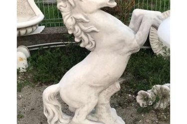 Webáruházunkban megrendelhető termékeink készlet függvényében átvehetők. A megrendelést követően informáljuk, hogy a választott termék rögtön átvehető illetve hosszabb időt igényel-e gyártása. Az esetben, ha hosszabb szállítási idő szükséges (fuvartól függően 2-4 hét) a termék megérkezésekor rögtön értesítjük vásárlónkat.

Dunavarsányi telephelyünkön megtekinthető ez a nagyméretű ló szobor nem mindennapi látványt kelt. Nagyméretű ágaskodó lószobor, melyet Magyarországon csak nálunk lehet kapni :-) A lovak szerelmesei számára is megtalálhatók a különféle szobor kompozíciók. Éttermek, lovardák, kertek díszítéséhez tökéletes elemei lehetnek az időt és időjárást álló kőből készült áruink.

Méretek:
Magasság: 100 cm
Tömeg:      100 kg

Fedezze fel a Kerti Díszek csodálatos világát!
Cím: Dunavarsány, Barátság u. 1. (51-es főút)
Telefon: 06 70 / 299 2066 – Érdeklődni kizárólag telefonon!
Weboldal: https://kertidiszek.hu

Kínálatunkban megtalálható többek között:
– Kerti szobrok – Varázsolja el kertjét egyedi és stílusos díszekkel!
– Szökőkutak – Frissítse fel kültéri terét egy gyönyörű vízi elemmel!
– Figurák – Tökéletes kiegészítők, amelyek személyiséget adnak a kertjének!
– Kerti lámpások – Teremtsen hangulatos fényt az esti órákra!
– Kerti grillek – Élvezze a szabadtéri sütögetést barátokkal, családdal!

Látogasson el weboldalunkra, és válassza ki a kertjéhez legjobban illő díszeket!

ℹ️ A hirdetésben szereplő képek és adatok tájékoztató jellegűek, kisebb eltérések előfordulhatnak.
A készlettel és házhoz szállítással kapcsolatban kérjük, telefonon érdeklődjön!