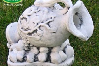 Csobogó elem összeépíthető több termékünkkel. Víznek nemcsak a látványa lazít el, a vízcsobogás megnyugtatja az idegrendszert és teljessé teszi a zöldben eltöltött idő élményét. Eladó vízköpők, csobogók, kerti tóba építhető csobogó elemek. Műkő termékeink minősége kiváló, messzemenőkig időtállóak és fagyállóak. 

A kő, mint természetes anyag, jól illeszkedik a növényekhez és a zöld környezetbe. Kültéri dekorációs termékeink minőségi kő zúzalékból készülnek, az időjárás viszontagságainak teljes mértékben ellenállnak és fagyállóak.

Méretek:
Magasság: 25 cm
Tömeg:     10 kg

Fedezze fel a Kerti Díszek csodálatos világát!
Cím: Dunavarsány, Barátság u. 1. (51-es főút)
Telefon: 06 70 / 299 2066 – Érdeklődni kizárólag telefonon!
Weboldal: https://kertidiszek.hu

Kínálatunkban megtalálható többek között:
– Kerti szobrok – Varázsolja el kertjét egyedi és stílusos díszekkel!
– Szökőkutak – Frissítse fel kültéri terét egy gyönyörű vízi elemmel!
– Figurák – Tökéletes kiegészítők, amelyek személyiséget adnak a kertjének!
– Kerti lámpások – Teremtsen hangulatos fényt az esti órákra!
– Kerti grillek – Élvezze a szabadtéri sütögetést barátokkal, családdal!

Látogasson el weboldalunkra, és válassza ki a kertjéhez legjobban illő díszeket!

ℹ️ A hirdetésben szereplő képek és adatok tájékoztató jellegűek, kisebb eltérések előfordulhatnak.
A készlettel és házhoz szállítással kapcsolatban kérjük, telefonon érdeklődjön!