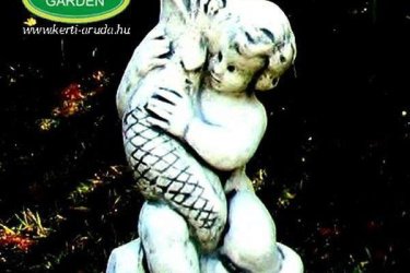 Halat ölelő fiú vízköpő figura