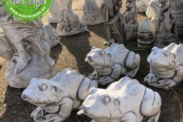 Dekorációs termékeink minőségi kőzúzalékból készülnek, az időjárás viszontagságainak teljes mértékben ellenállnak és fagyállók. 

Az új béka vízköpő szobrunk méretéből adódóan látványos megjelenést kölcsönöz a kertedben. Ha a kerti tó szélére helyezel, és megvilágítod az esti órákban látványos lesz a kerti tavacska mellet.

Méretek
Magasság:     21 cm
Tömeg:         15 kg

Fedezze fel a Kerti Díszek csodálatos világát!
Cím: Dunavarsány, Barátság u. 1. (51-es főút)
Telefon: 06 70 / 299 2066 – Érdeklődni kizárólag telefonon!
Weboldal: https://kertidiszek.hu

Kínálatunkban megtalálható többek között:
– Kerti szobrok – Varázsolja el kertjét egyedi és stílusos díszekkel!
– Szökőkutak – Frissítse fel kültéri terét egy gyönyörű vízi elemmel!
– Figurák – Tökéletes kiegészítők, amelyek személyiséget adnak a kertjének!
– Kerti lámpások – Teremtsen hangulatos fényt az esti órákra!
– Kerti grillek – Élvezze a szabadtéri sütögetést barátokkal, családdal!

Látogasson el weboldalunkra, és válassza ki a kertjéhez legjobban illő díszeket!

ℹ️ A hirdetésben szereplő képek és adatok tájékoztató jellegűek, kisebb eltérések előfordulhatnak.
A készlettel és házhoz szállítással kapcsolatban kérjük, telefonon érdeklődjön!
