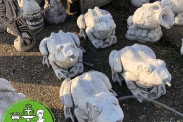 Dekorációs termékeink minőségi kőzúzalékból készülnek, az időjárás viszontagságainak teljes mértékben ellenállnak és fagyállók. 

Az új béka vízköpő szobrunk méretéből adódóan látványos megjelenést kölcsönöz a kertedben. Ha a kerti tó szélére helyezel, és megvilágítod az esti órákban látványos lesz a kerti tavacska mellet.

Méretek
Magasság:     21 cm
Tömeg:         15 kg

Fedezze fel a Kerti Díszek csodálatos világát!
Cím: Dunavarsány, Barátság u. 1. (51-es főút)
Telefon: 06 70 / 299 2066 – Érdeklődni kizárólag telefonon!
Weboldal: https://kertidiszek.hu

Kínálatunkban megtalálható többek között:
– Kerti szobrok – Varázsolja el kertjét egyedi és stílusos díszekkel!
– Szökőkutak – Frissítse fel kültéri terét egy gyönyörű vízi elemmel!
– Figurák – Tökéletes kiegészítők, amelyek személyiséget adnak a kertjének!
– Kerti lámpások – Teremtsen hangulatos fényt az esti órákra!
– Kerti grillek – Élvezze a szabadtéri sütögetést barátokkal, családdal!

Látogasson el weboldalunkra, és válassza ki a kertjéhez legjobban illő díszeket!

ℹ️ A hirdetésben szereplő képek és adatok tájékoztató jellegűek, kisebb eltérések előfordulhatnak.
A készlettel és házhoz szállítással kapcsolatban kérjük, telefonon érdeklődjön!