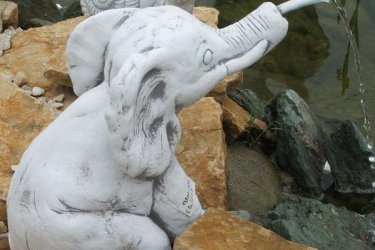 Elefánt vízköpő kerti figura