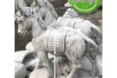 Új termékünk figyelemfelkeltő, méretéből adódóan! A kidolgozása a szobornak különlegesen szép. Most bevezető áron kapható. Termékeink minőségi kő zúzalékból készülnek, ezért az időjárás viszontagságainak teljes mértékben ellenállnak. 

A kő, mint természetes anyag, jól illeszkedik a növényekhez és a zöld környezetbe, ráadásul a belőle készült termékek igen tartósak és fagyállók. Ez a szobor egy igazi különlegesség, ami nem csak díszként, hanem virágtartóként is funkcionál!

Méretek:
Magasság:   95 cm
Hossza:       80 cm
Tömeg:     167 kg

Fedezze fel a Kerti Díszek csodálatos világát!
Cím: Dunavarsány, Barátság u. 1. (51-es főút)
Telefon: 06 70 / 299 2066 – Érdeklődni kizárólag telefonon!
Weboldal: https://kertidiszek.hu

Kínálatunkban megtalálható többek között:
– Kerti szobrok – Varázsolja el kertjét egyedi és stílusos díszekkel!
– Szökőkutak – Frissítse fel kültéri terét egy gyönyörű vízi elemmel!
– Figurák – Tökéletes kiegészítők, amelyek személyiséget adnak a kertjének!
– Kerti lámpások – Teremtsen hangulatos fényt az esti órákra!
– Kerti grillek – Élvezze a szabadtéri sütögetést barátokkal, családdal!

Látogasson el weboldalunkra, és válassza ki a kertjéhez legjobban illő díszeket!

ℹ️ A hirdetésben szereplő képek és adatok tájékoztató jellegűek, kisebb eltérések előfordulhatnak.
A készlettel és házhoz szállítással kapcsolatban kérjük, telefonon érdeklődjön!